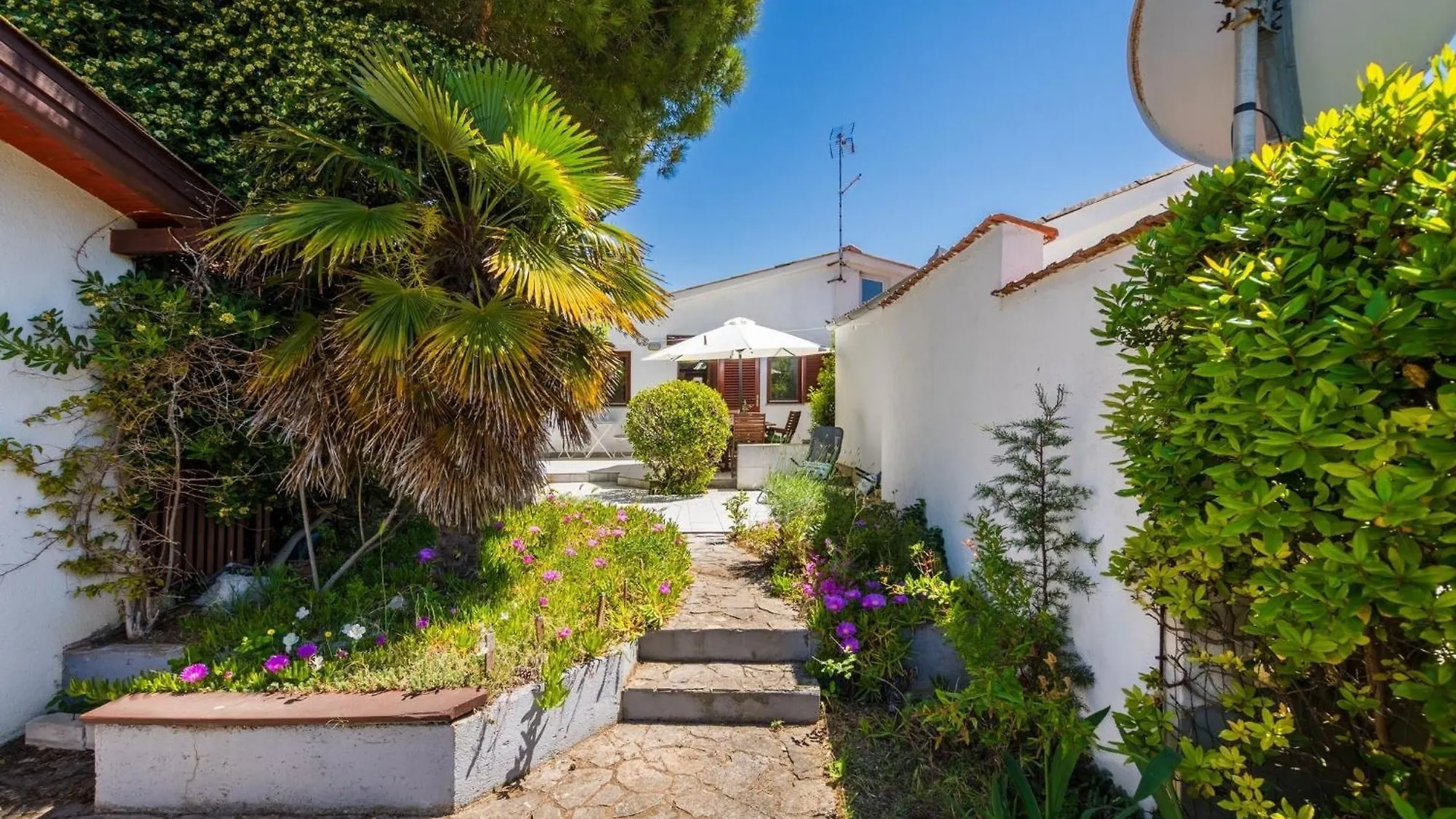 Apartments With Parking Spaces Privlaka, Zadar - 24588 0*, 프리블라카